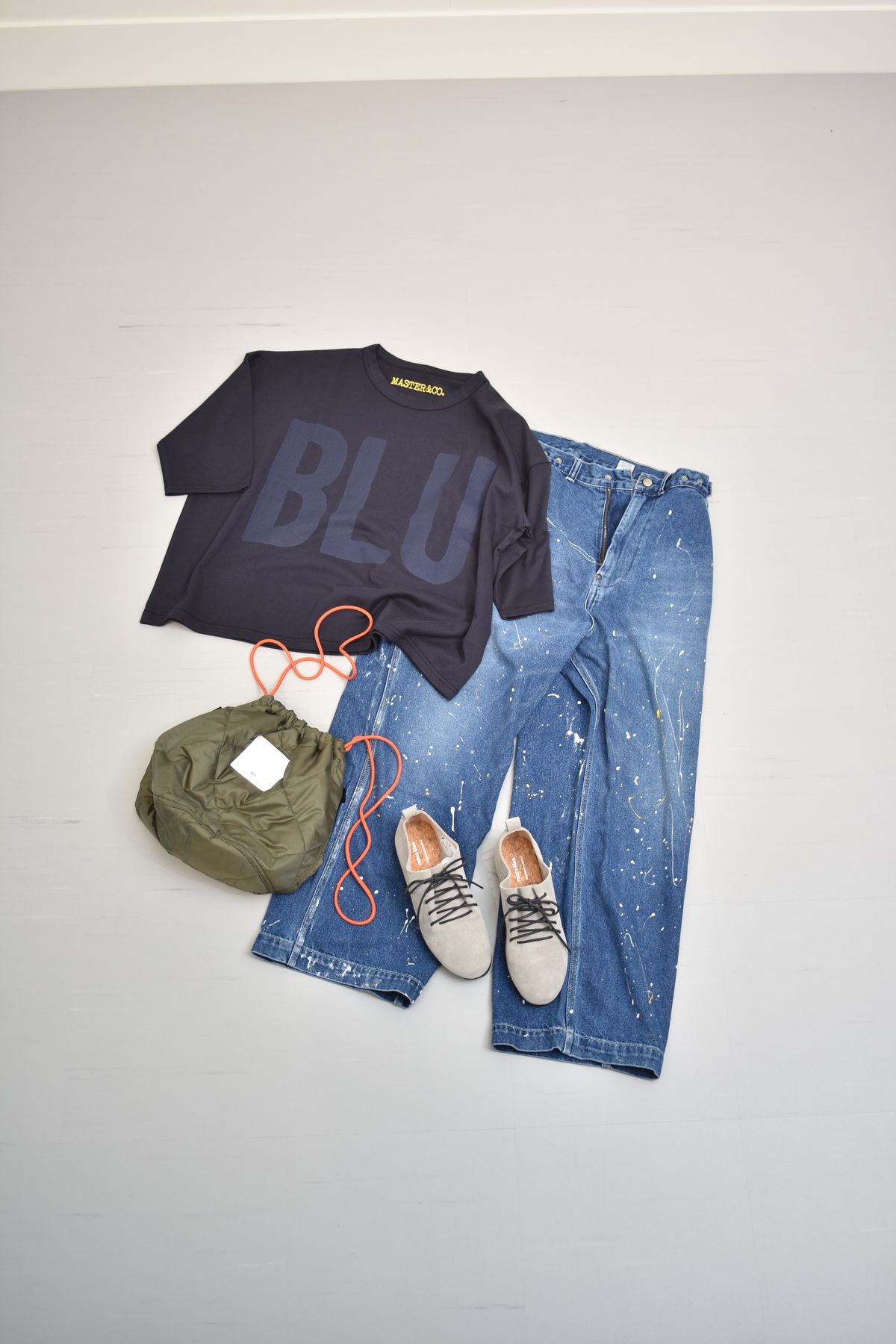 別注4型のBLU TEE・ベルパンツ ペイント・レースアップシューズ・ペーシェントバッグ