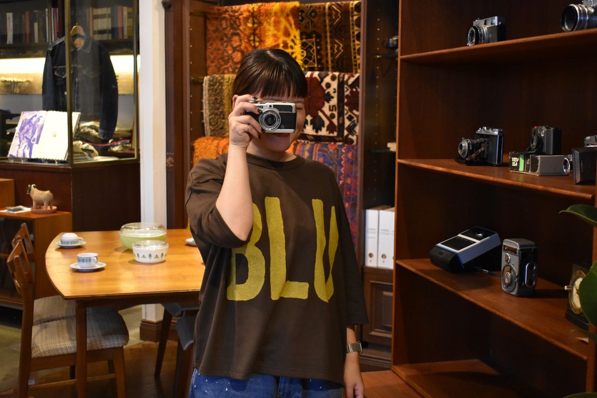BLU TEE brownの着用