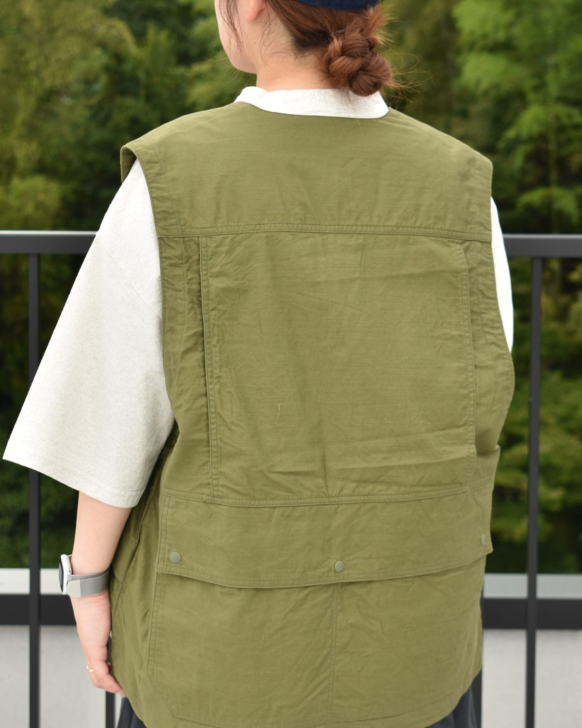 バックサテンミリタリーベスト 後ろ姿