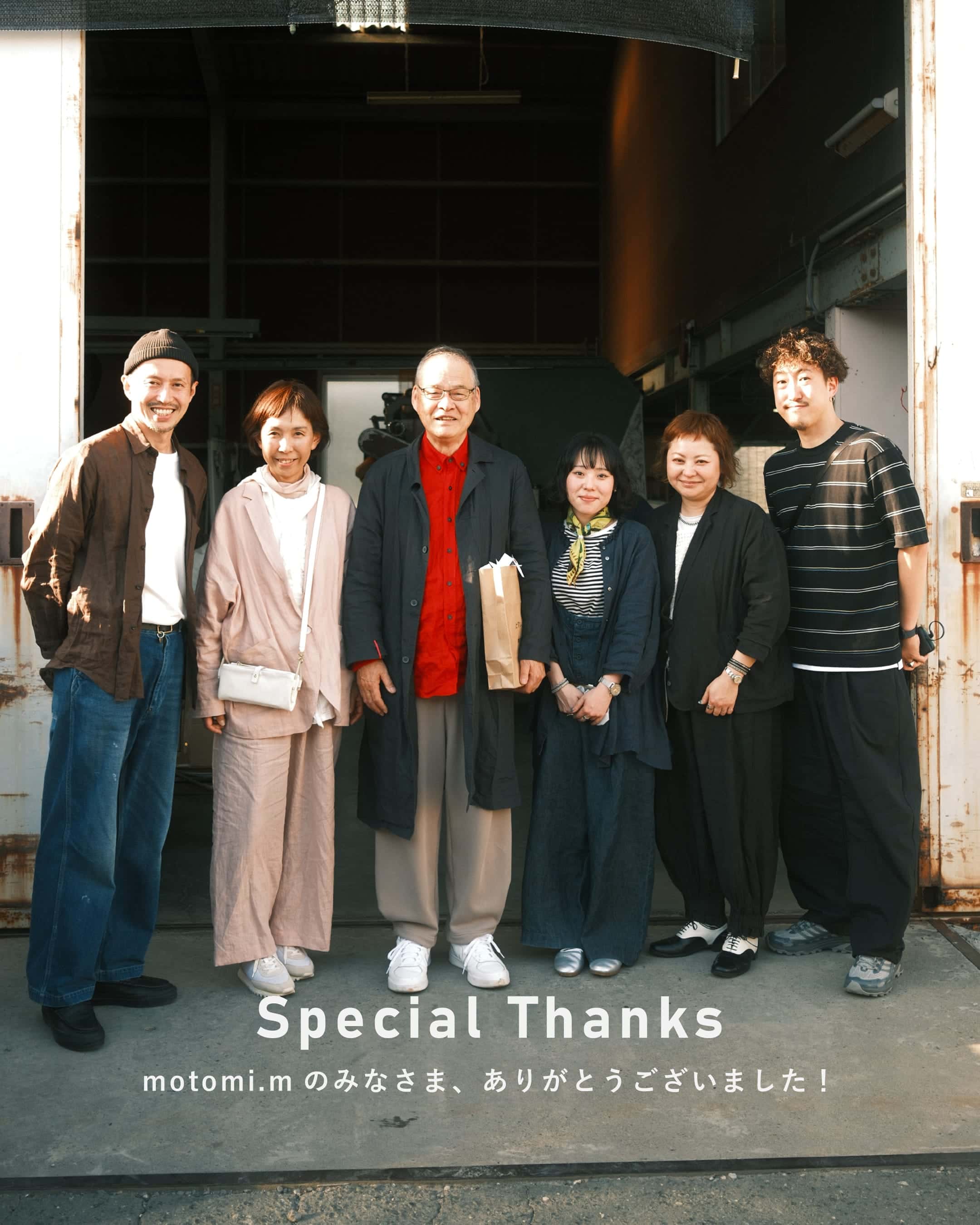 motomi.mのみなさまと取材陣の集合写真。Special Thanks