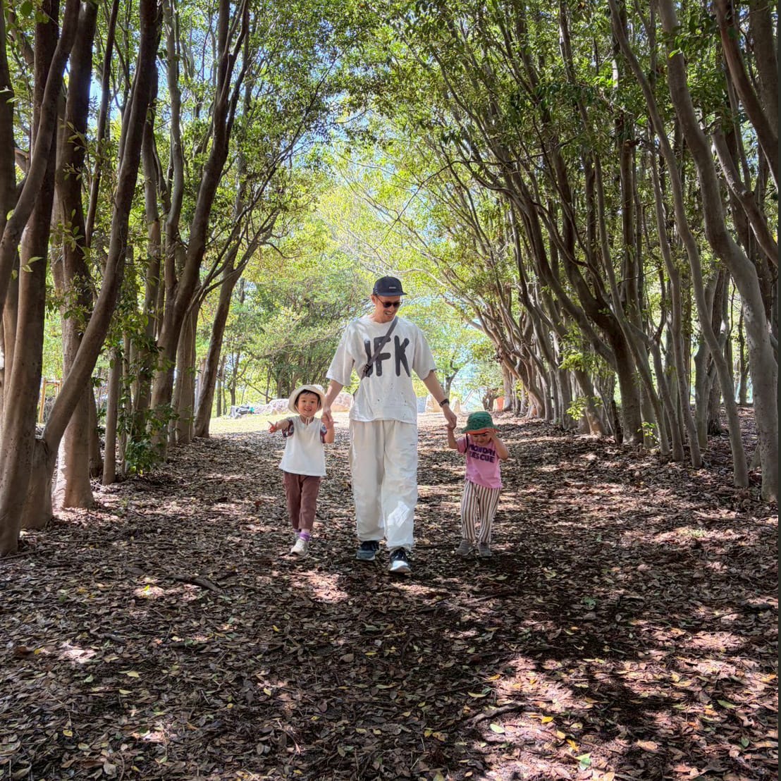 abe — 子どもたちと木立を歩く