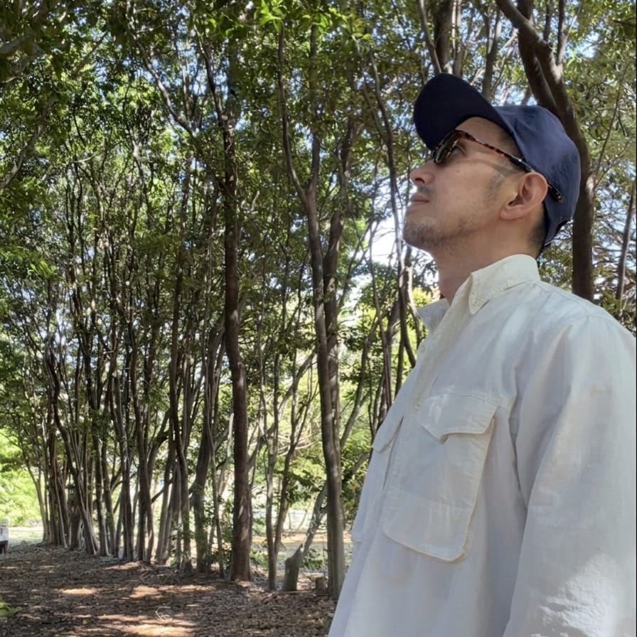 abe — 木立の中で