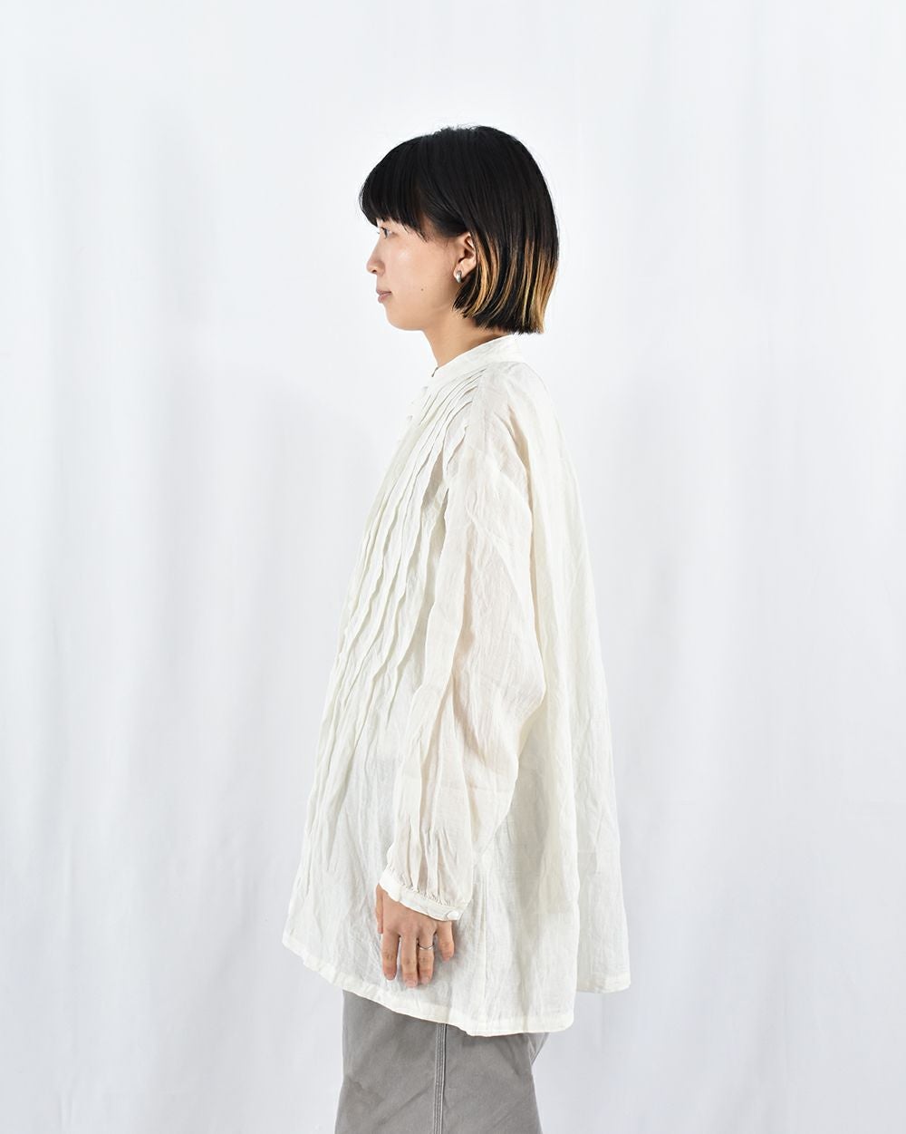 ICHI Antiquites フレンチリネンクルミボタンピンタックシャツ