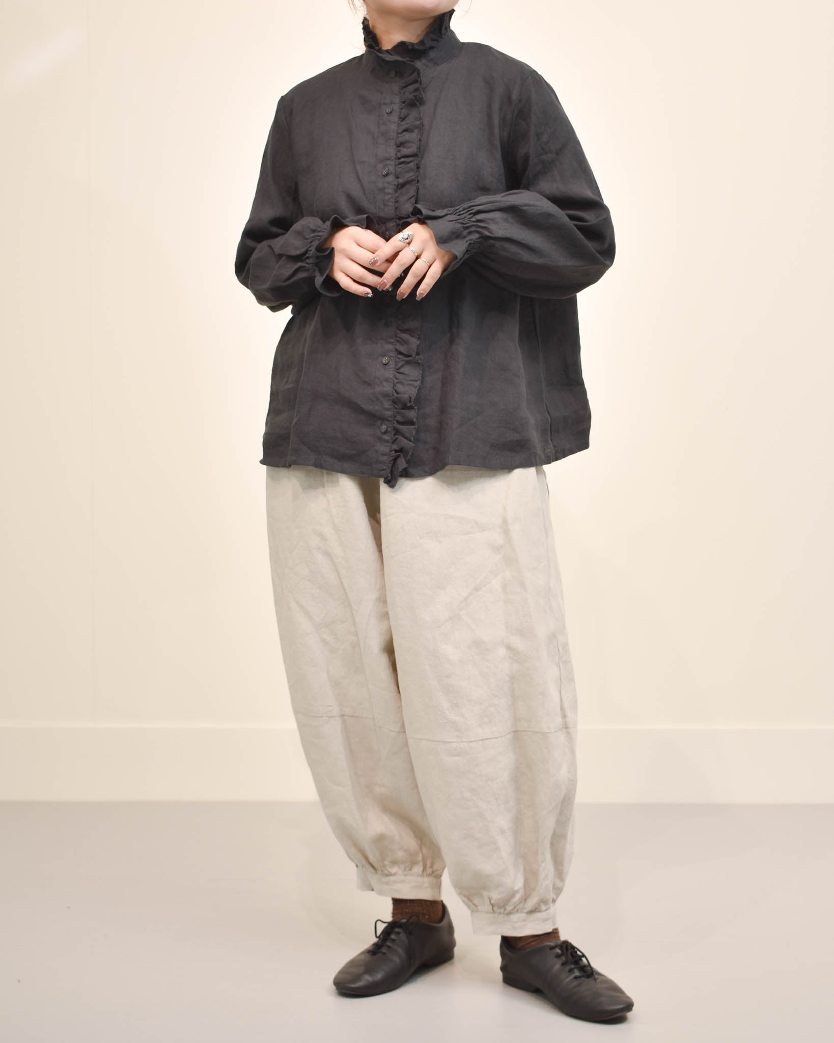 motomi.m モトミエム　リネンバルーンパンツ　ブラック　フレンチブリュ motomi.m 40リネンコクーンパンツ | FRENCH Bleu .rooms